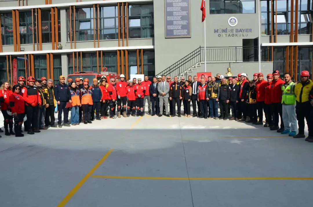 Manisa Münire Bayer Ortaokulu’ndaki tatbikata katılan arama kurtarma ekipleri ve İHAKUT gönüllüleri