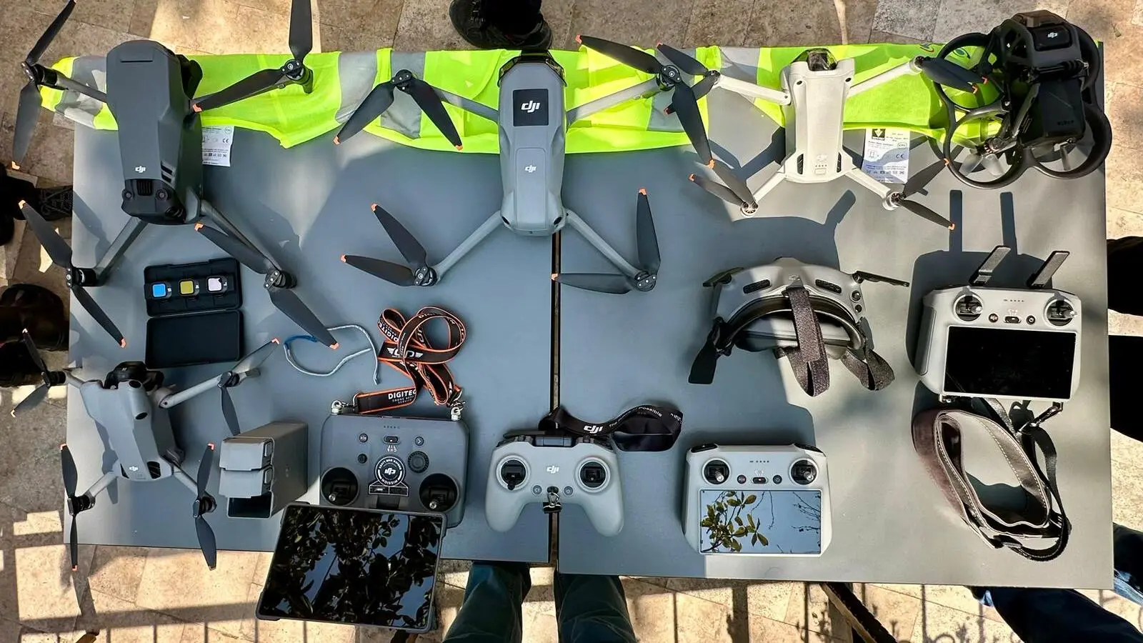 Gönüllü yeleği üzerinde dizili drone, kumanda ve gözlük ekipmanı